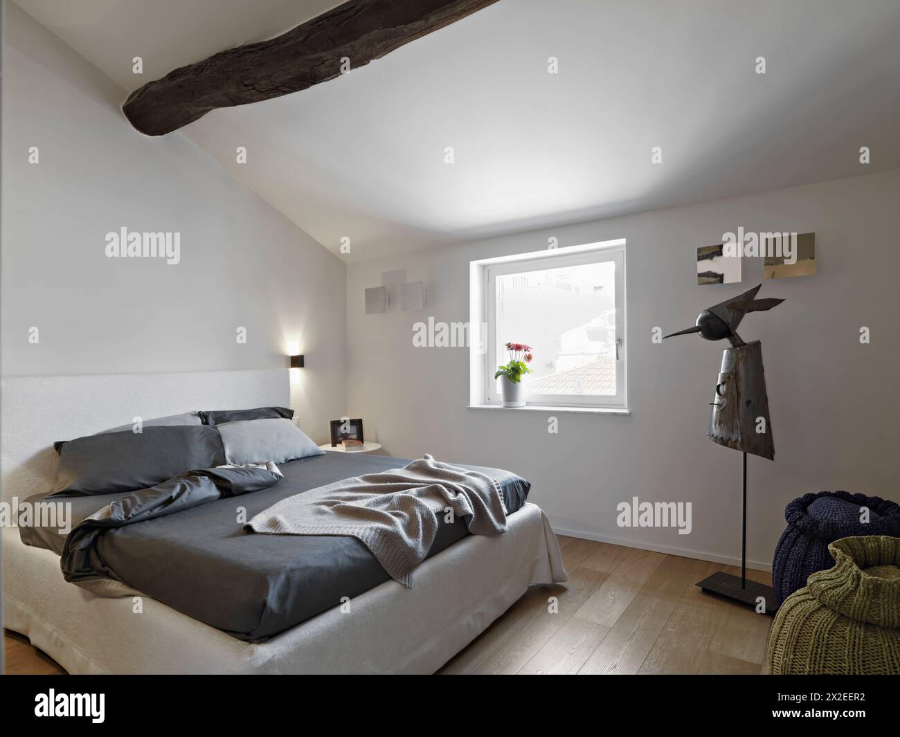 immagine interna di una camera da letto moderna con una scultura nell'attico Foto Stock