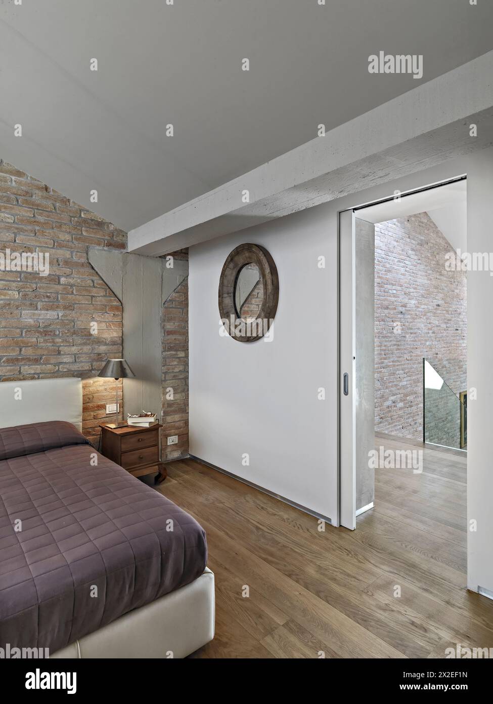 foto interne di una camera da letto nell'attico con mobili in legno Foto Stock