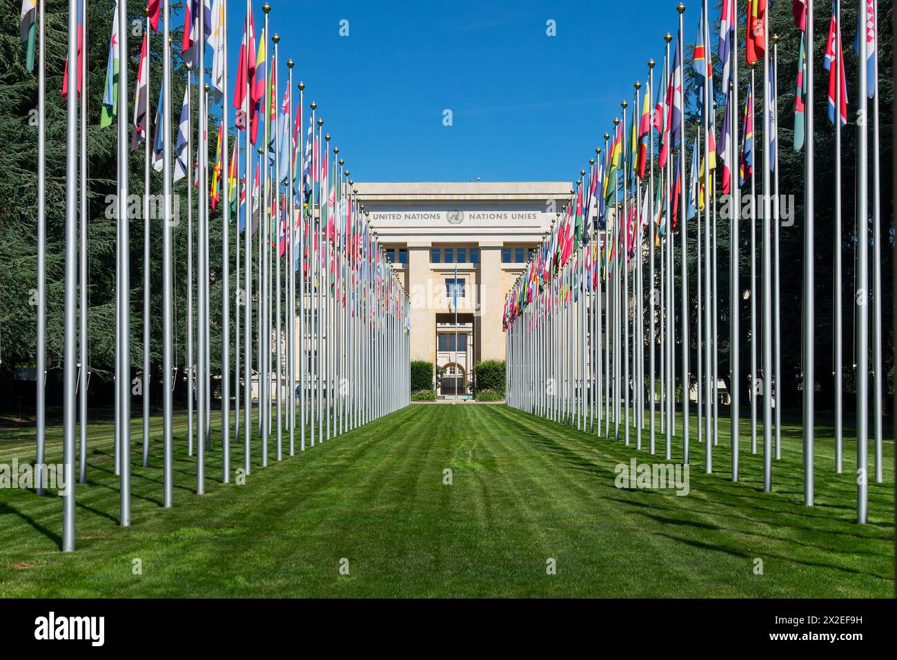 Serie di bandiere presso l'ufficio delle Nazioni Unite nel Palais des Nations di Ginevra, Svizzera Foto Stock