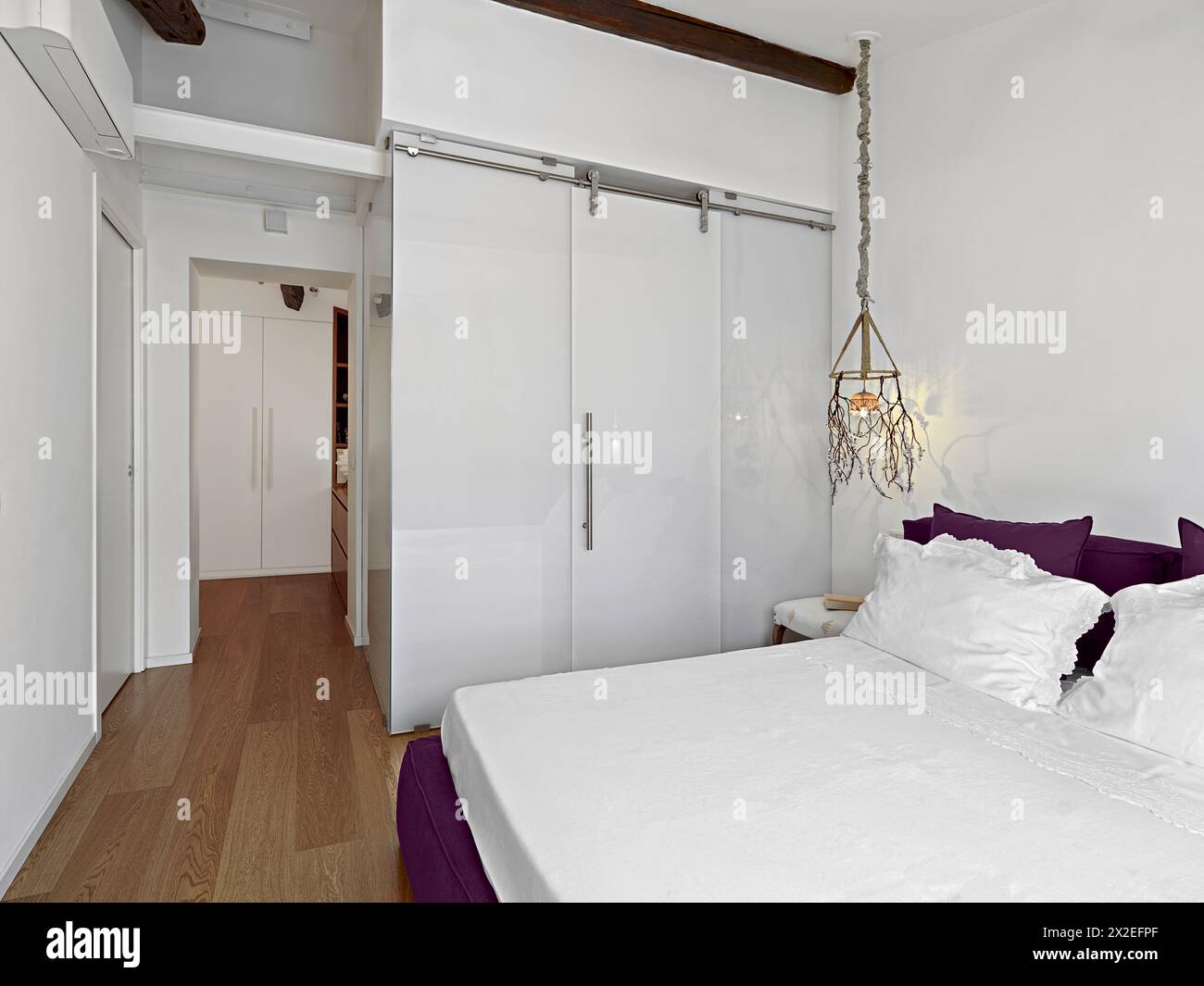camere da letto moderne con pavimento in legno nell'attico Foto Stock
