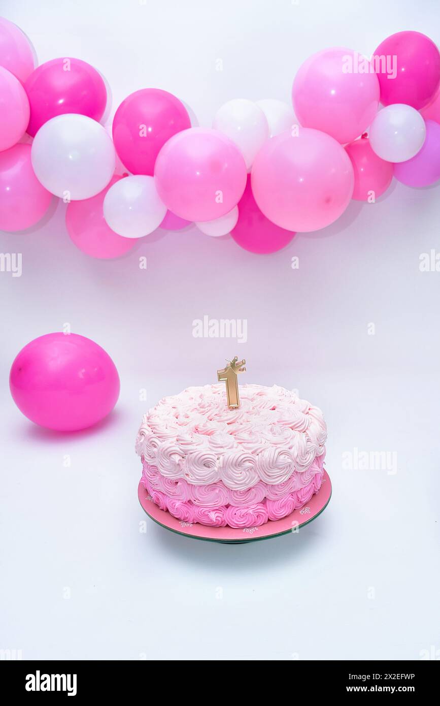 Set di decorazioni per il compleanno di Cake Smash con girland a ballon rosa e bianco e torta ombre rosa Foto Stock