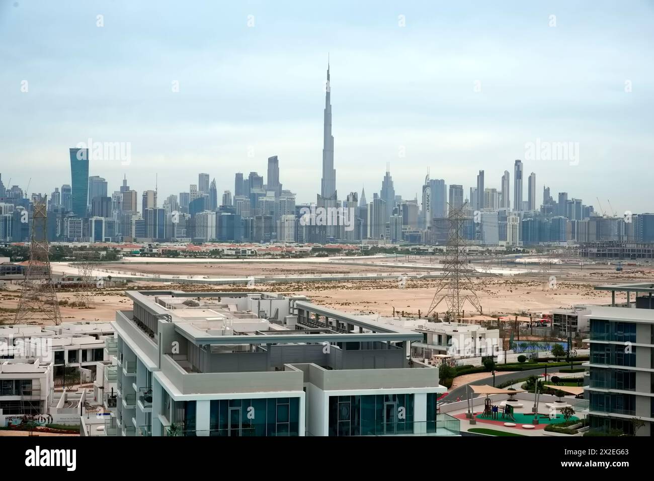 Dubai, Emirati Arabi Uniti - 09 aprile 2024, skyline di Dubai dal quartiere di Mohammed Bin Rashid al Maktoum City in giornata. Foto Stock