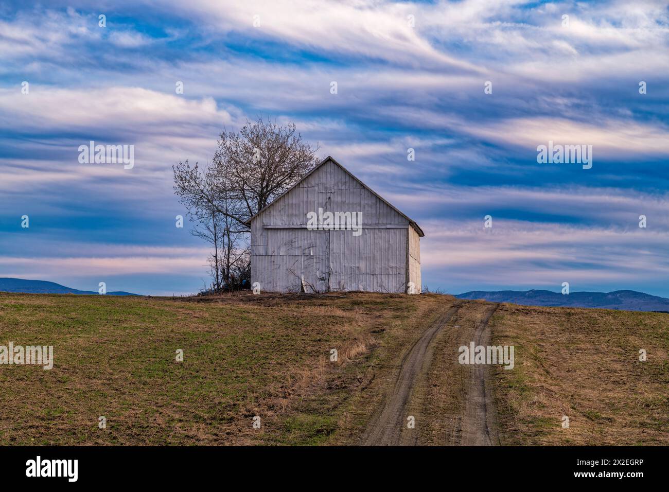 Fienile in cima a una collina Foto Stock