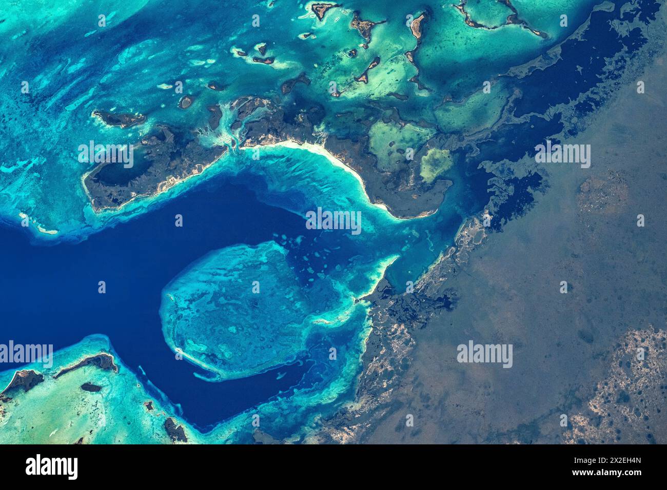 Caratteristica costiera nel Mar dei Caraibi, la ISS vola a sud di Cuba, miglioramento digitale di un'immagine da parte della NASA Foto Stock