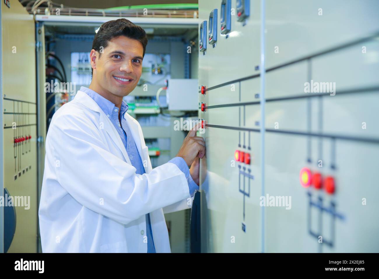 Ricercatore. Micro rete a bassa tensione. Servizi di test e certificati per Smart Grid e Smart Meter. Certificazione di Power Electronics Equipmen Foto Stock