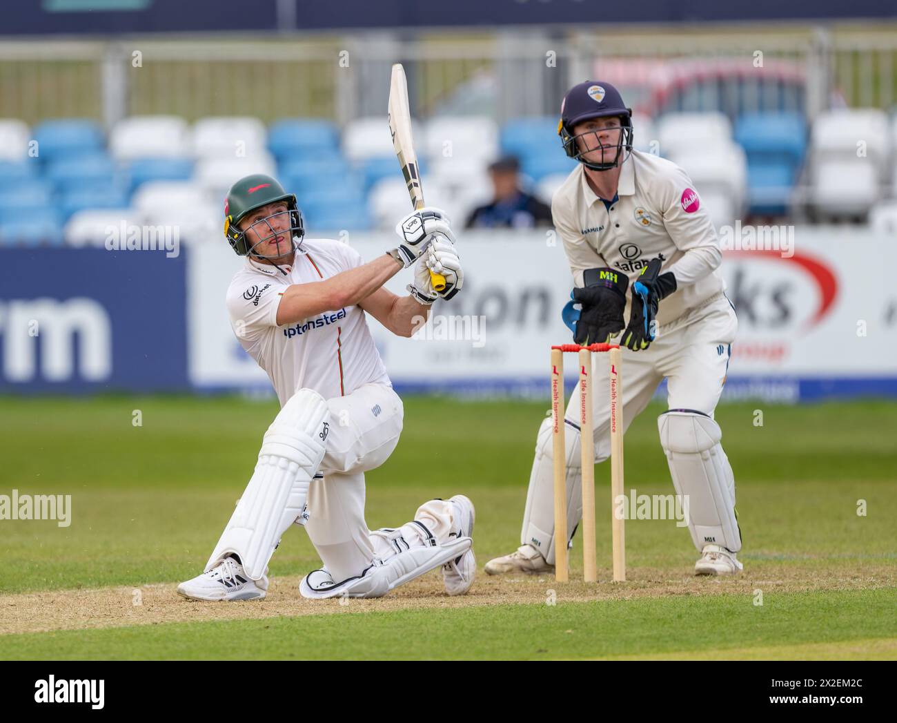 Ben Cox batte per il Leicestershire guardato dal portiere del Derbyshire Brooke Guest in un match per il Vitality County Championship Foto Stock