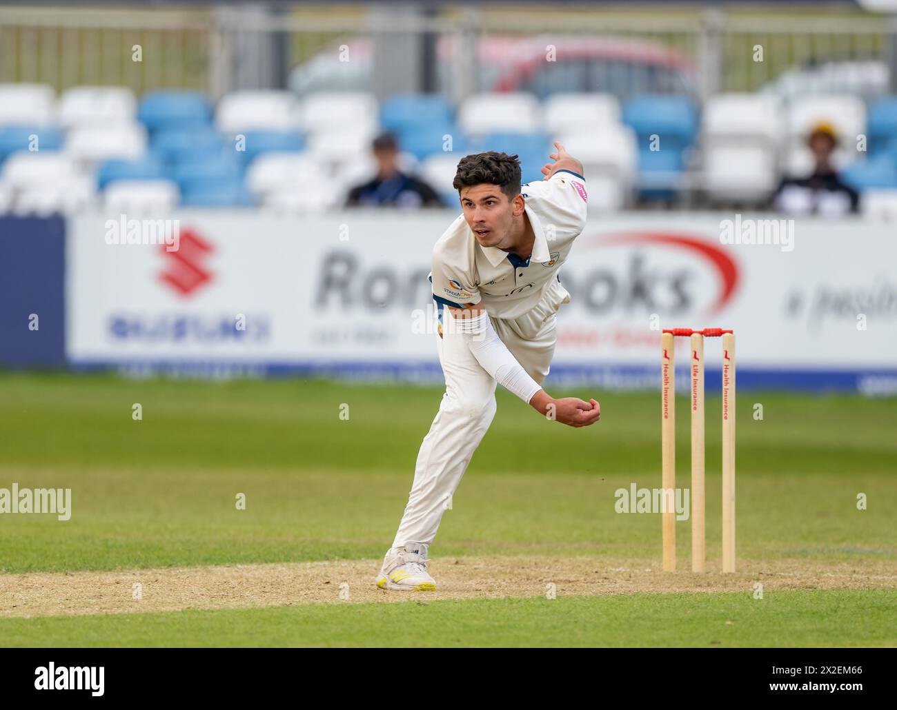 Pat Brown bowling per il Derbyshire in una partita del Vitality County Championship contro il Leicestershire Foto Stock