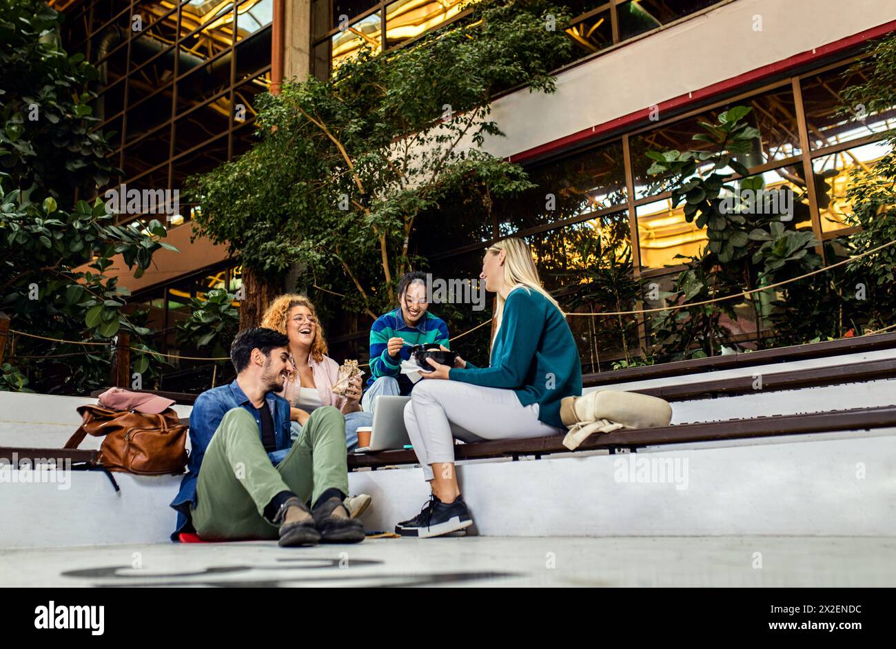 Gruppo di studenti che si trova nel campus per pranzare. Foto Stock