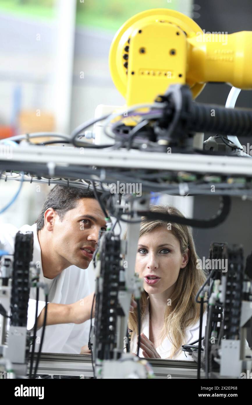 Produzione di cellule robotiche di preforme composite. Produzione di preforme a fibre asciutte 3D. Industria, tecnologia e Centro di ricerca, Parco tecnologico, San S. Foto Stock