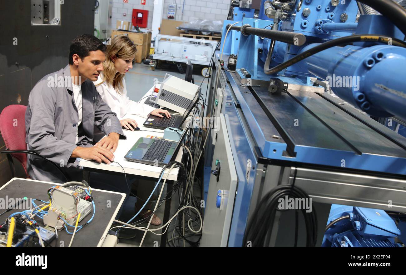 Ricercatori. Banco di prova prototipo per lo sviluppo di attuatori lineari elettromeccanici per l'industria aerospaziale. Technology and Research Center Foto Stock