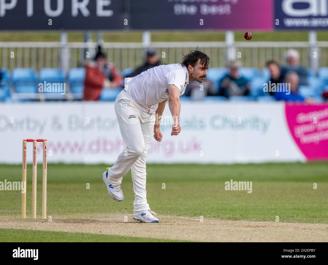 Ben Green bowling per il Leicestershire in una partita del Vitality County Championship contro il Derbyshire Foto Stock