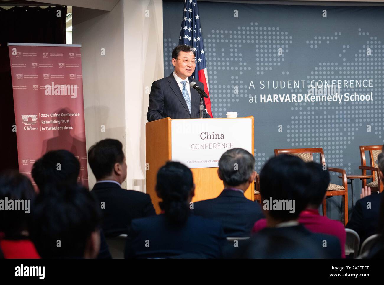 (240422) -- WASHINGTON, D.C., 22 aprile 2024 (Xinhua) -- l'ambasciatore cinese negli Stati Uniti Xie Feng tiene un discorso durante la cerimonia di apertura della Harvard Kennedy School China Conference 2024 a Cambridge, Massachusetts, Stati Uniti, 20 aprile 2024. PER ANDARE CON "l'inviato cinese chiama gli Stati Uniti per trovare il modo giusto per andare d'accordo con la Cina nella nuova era" (Xinhua/Liu Jie) credito: Liu Jie/Xinhua/Alamy Live News Foto Stock