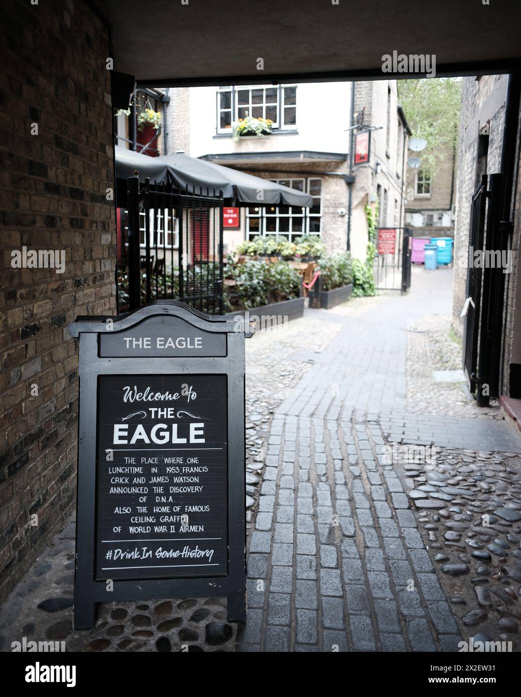 The Eagle, famoso pub di Cambridge, dove Watson e Crick annunciarono di aver scoperto "il segreto della vita". DNA Foto Stock