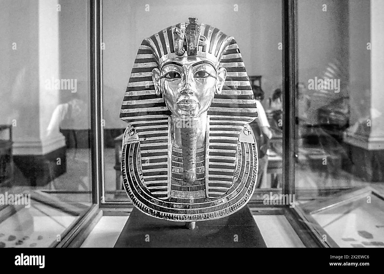 Cairo, Egitto - 6 marzo 1999: La maschera d'oro di Tutankhamun, composta da 11 kg di oro solido, è in mostra presso il Museo Egizio del Cairo, Egitto. Foto Stock