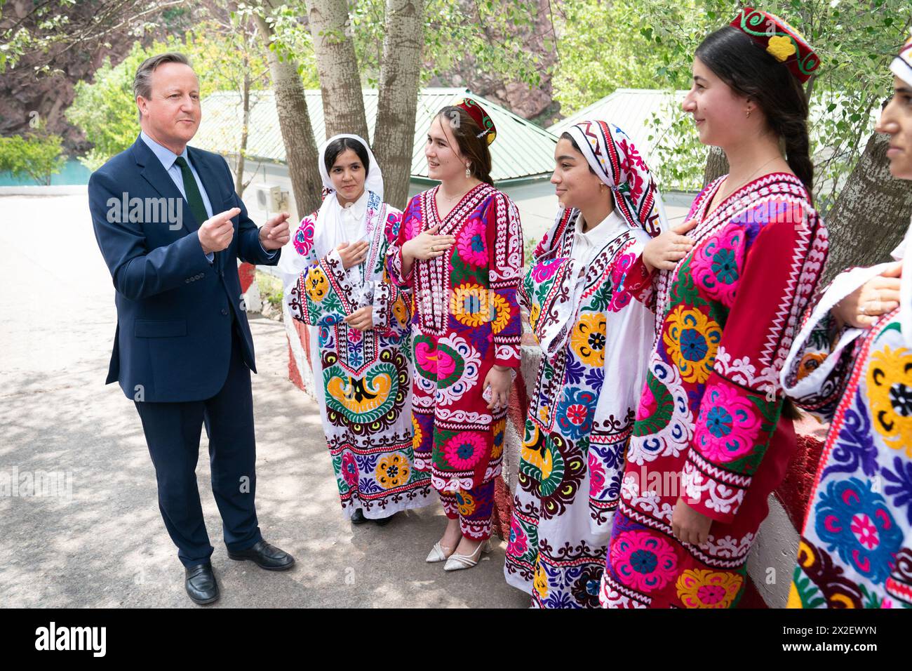 Il Segretario degli Esteri David Cameron incontra i ballerini tradizionali alla centrale elettrica Nurek Hydro Electric e al Tagikistan durante il suo tour di cinque giorni nella regione dell'Asia centrale. Data foto: Lunedì 22 aprile 2024. Foto Stock