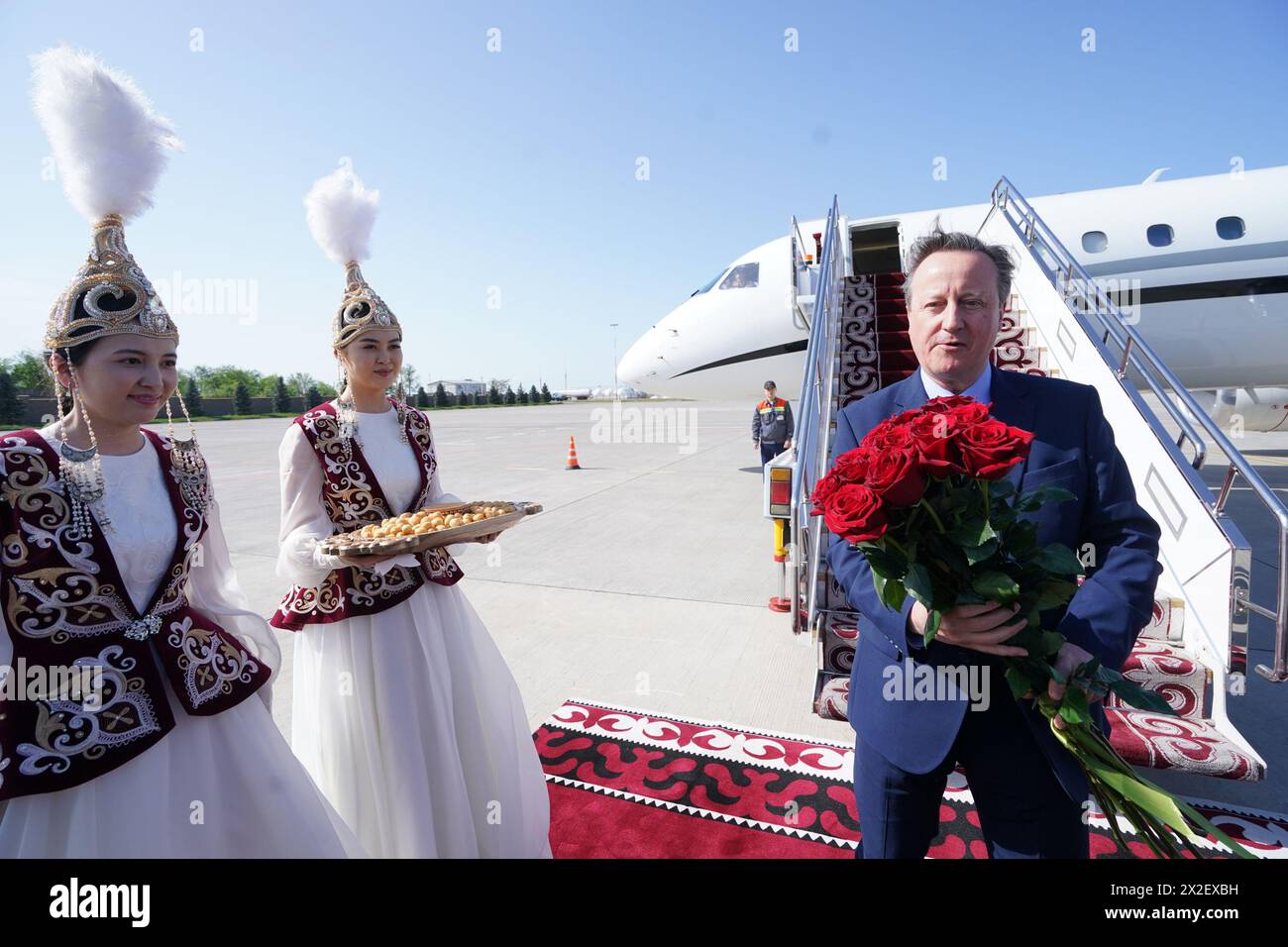 Il Segretario degli Esteri David Cameron arriva all'aeroporto di Bishek in Kirghizistan, durante il suo tour di cinque giorni nella regione dell'Asia centrale. Data foto: Lunedì 22 aprile 2024. Foto Stock