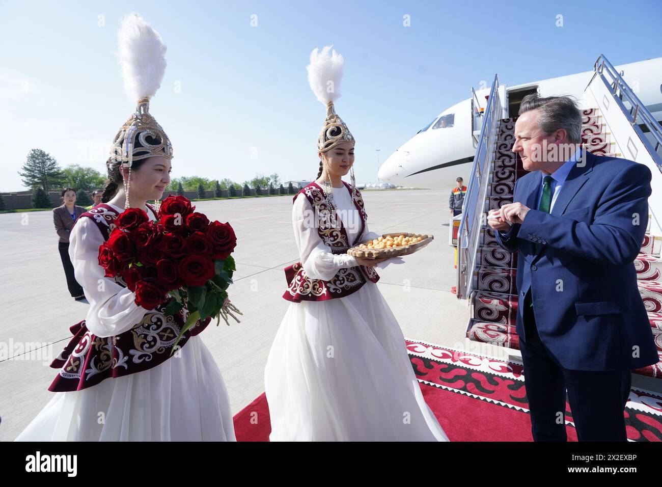 Il Segretario degli Esteri David Cameron arriva all'aeroporto di Bishek in Kirghizistan, durante il suo tour di cinque giorni nella regione dell'Asia centrale. Data foto: Lunedì 22 aprile 2024. Foto Stock