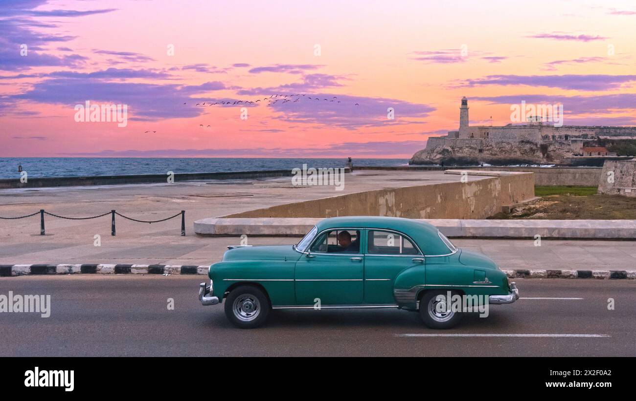 Una vecchia Chevrolet americana d'epoca, guidata da El Morro, l'Avana, Cuba Foto Stock