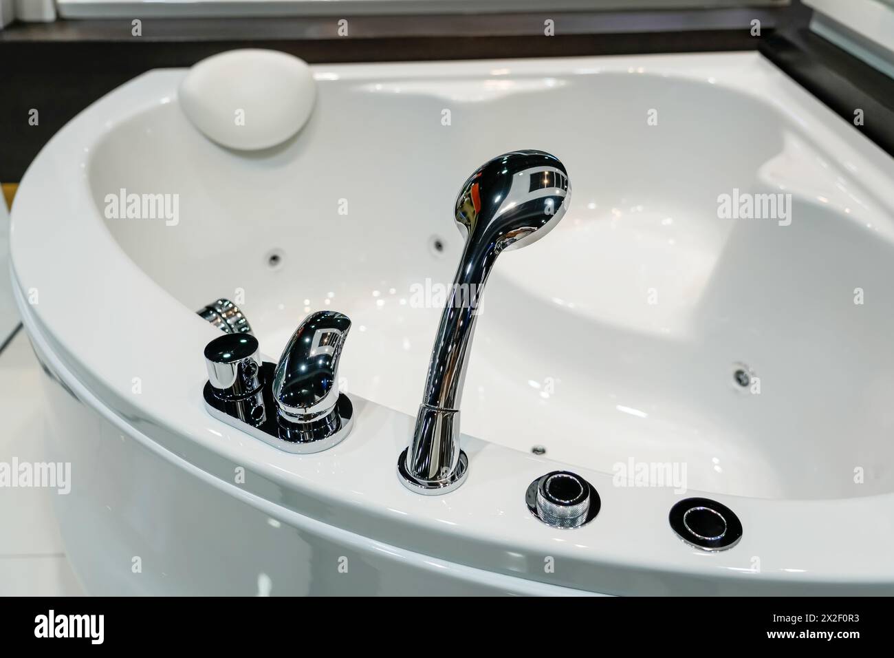 Piscina vuota con getti a cascata e jacuzzi in azione con acqua che versa. Foto Stock