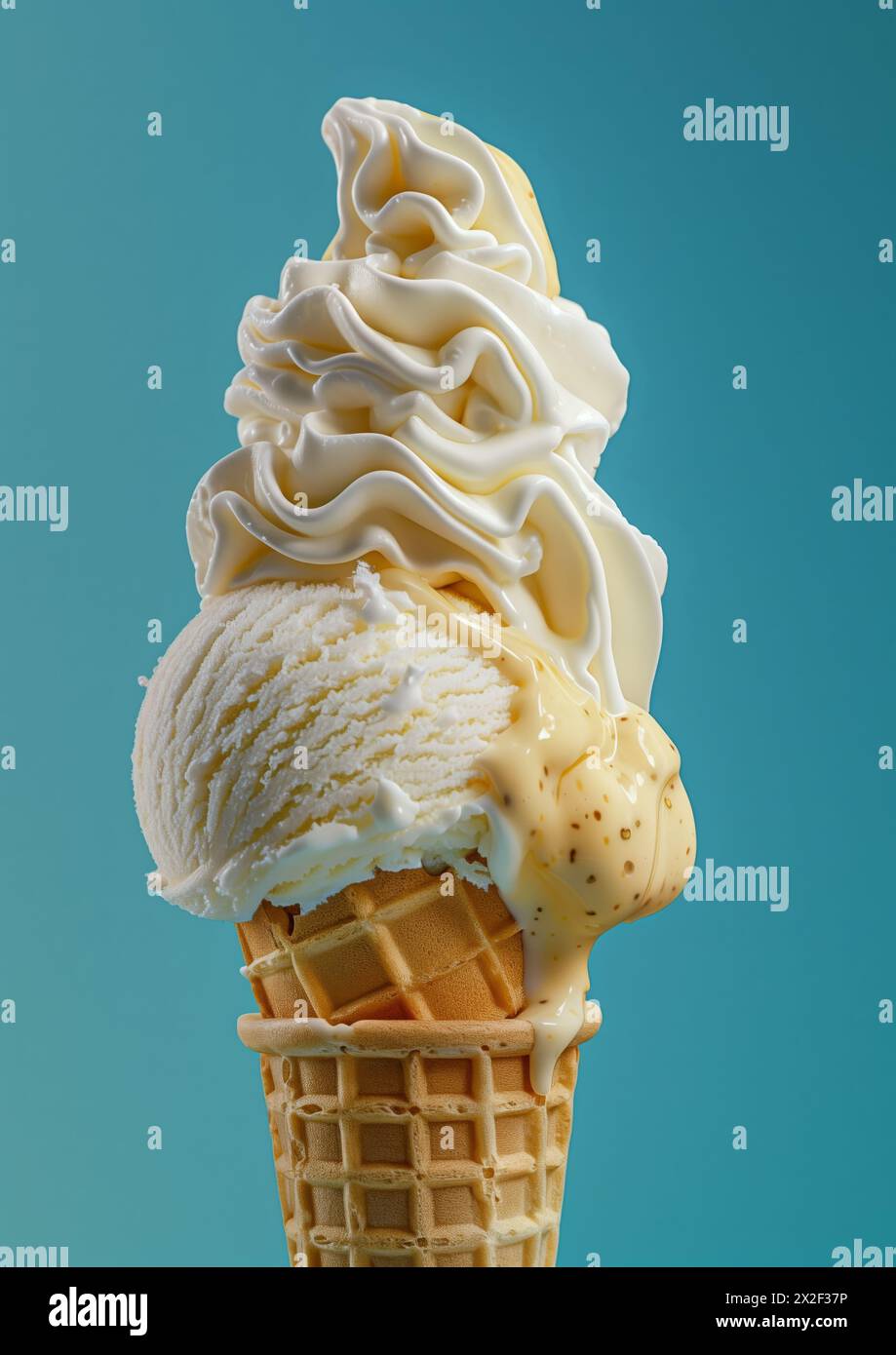 Due cucchiai di gelato alla vaniglia su fondo blu cono gelato Foto Stock