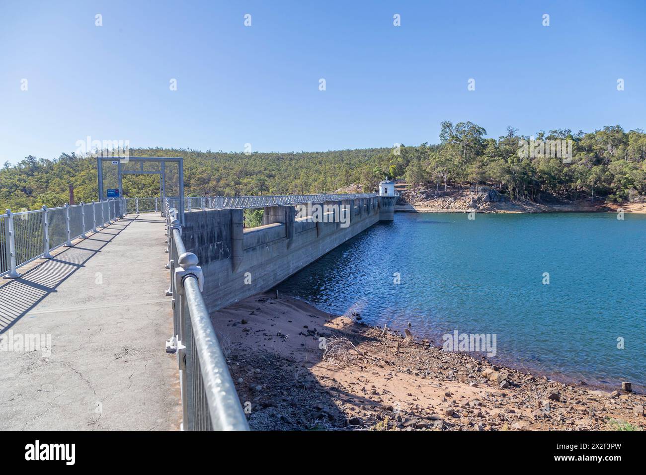 Bacino idrico di Mundaring Weir, a 39 chilometri da Perth, nella Darling Scarp. Australia occidentale. Foto Stock