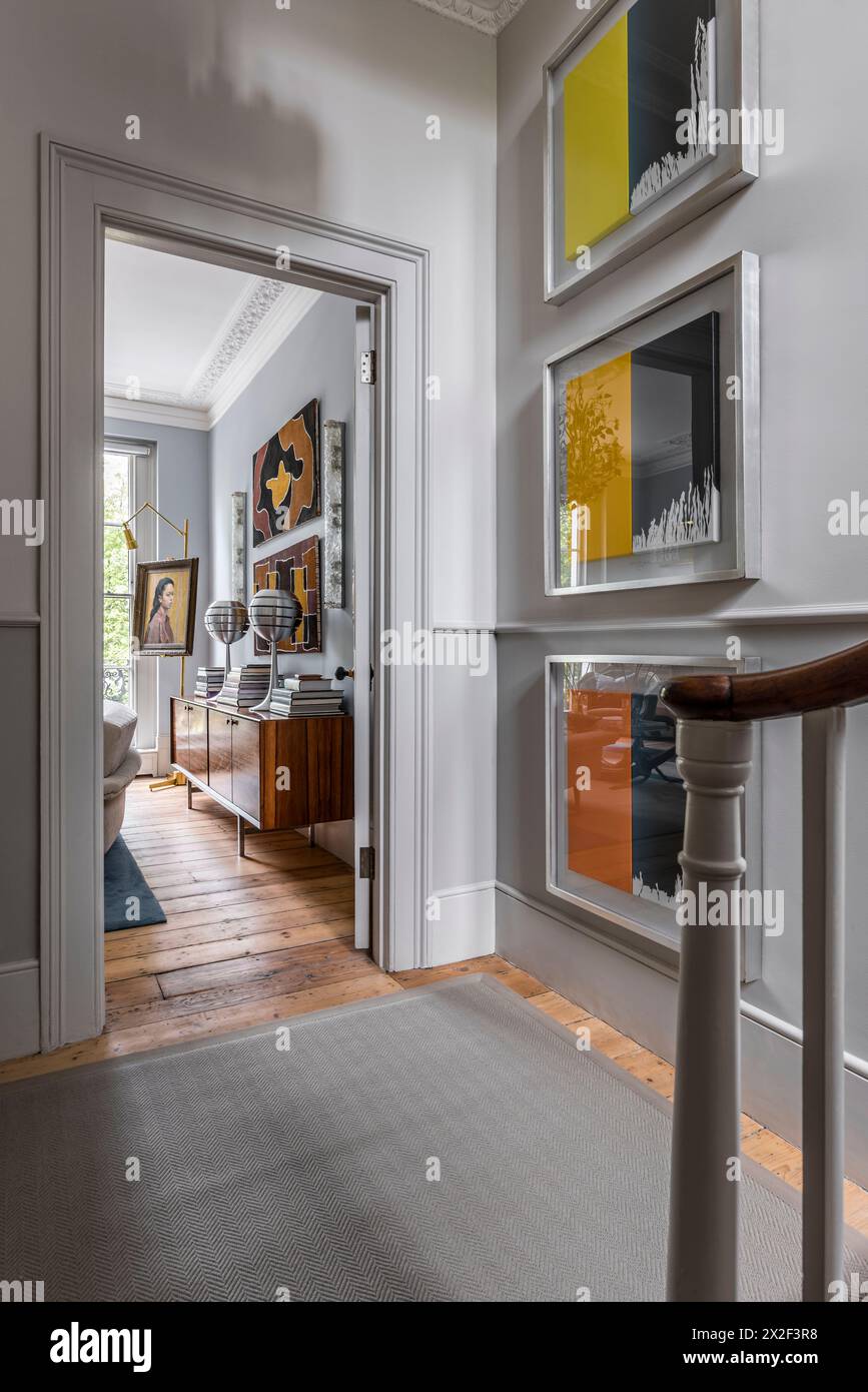 Arte moderna nel corridoio della residenza cittadina georgiana. Paultons Square, Chelsea, Londra, Regno Unito. Foto Stock