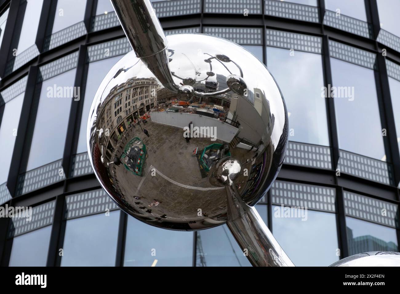 Veduta del nuovo edificio 100 di Liverpool Street e della scultura ad accumulo infinito Yayoi Kusama fuori dall'entrata di Elizabeth Line Londra EC2 UK KATHY DEWITT Foto Stock