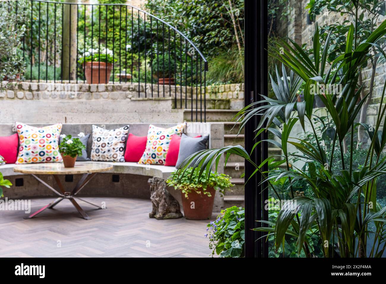 Posti a sedere in giardino nel cortile di Paultons Square, Chelsea, Londra Foto Stock