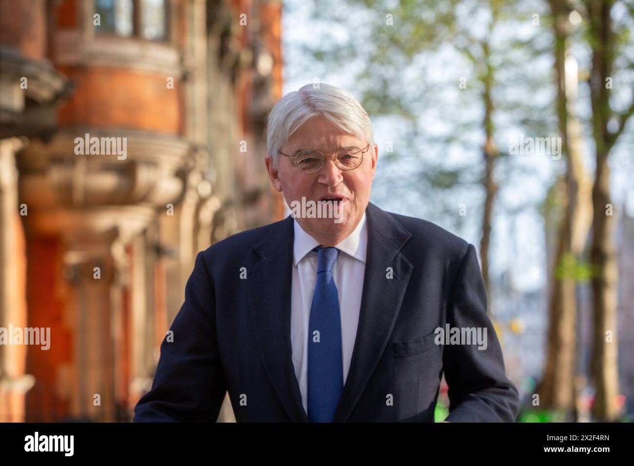 Londra, Inghilterra, Regno Unito. 22 aprile 2024. Il ministro dello sviluppo e dell'Africa ANDREW MITCHELL è visto a Westminster durante il round dei media mattutini, in vista del voto del piano di immigrazione in Ruanda in parlamento. (Credit Image: © Tayfun Salci/ZUMA Press Wire) SOLO PER USO EDITORIALE! Non per USO commerciale! Foto Stock