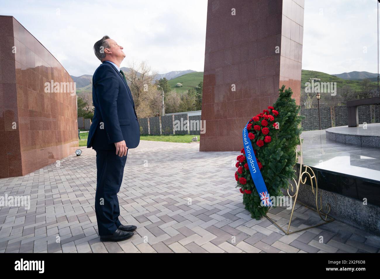 Il Segretario degli Esteri David Cameron visita il memoriale di Ata Beyit per le vittime dell'aggressione russa a Bishkek in Kirghizistan durante il suo tour di cinque giorni nella regione dell'Asia centrale. Data foto: Lunedì 22 aprile 2024. Foto Stock