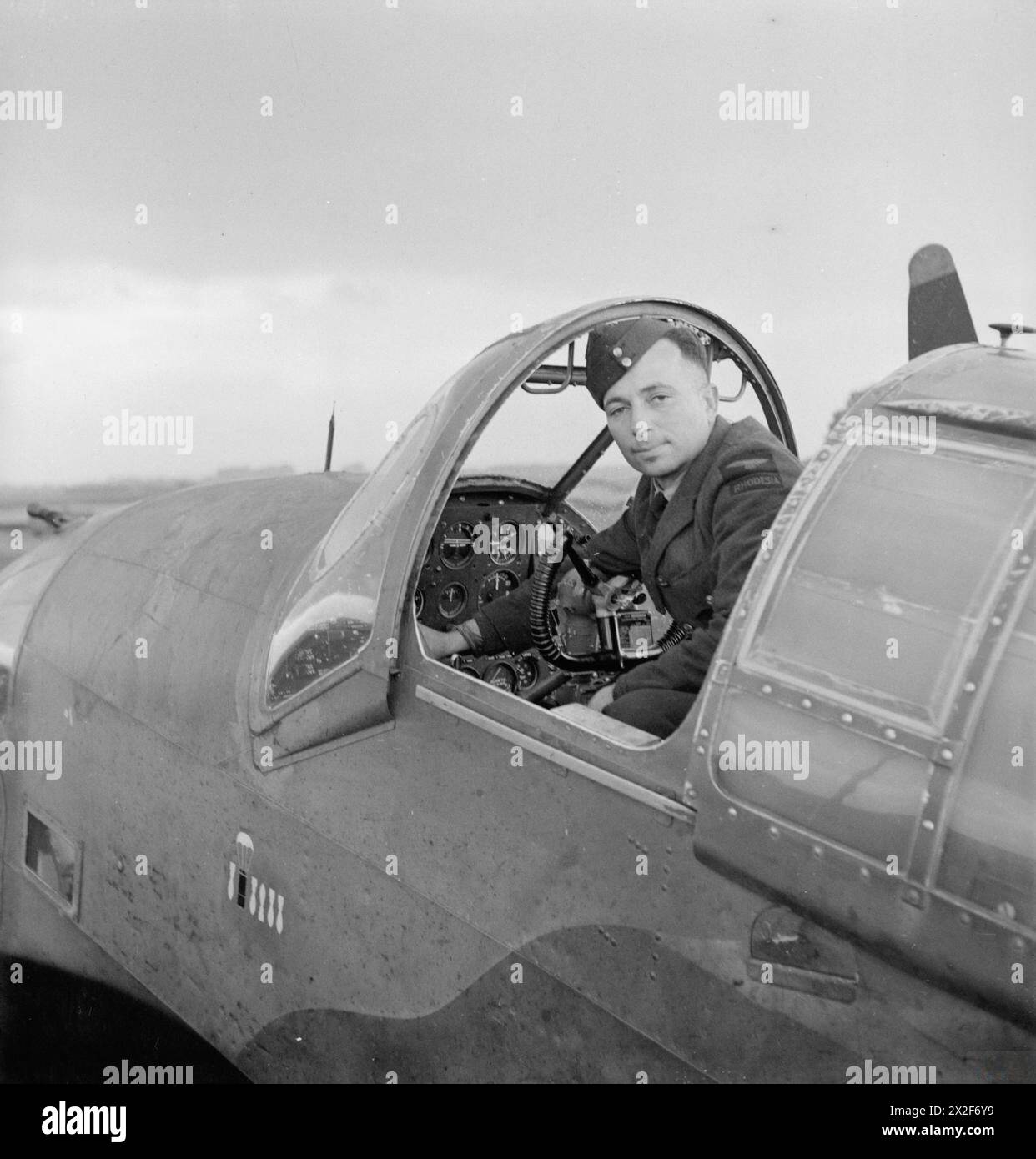 Un membro dell'equipaggio di terra posa nella stretta cabina di pilotaggio di un bombardiere Hampden No 44 Squadron nel settembre 1941. Il titolo della spalla "Rhodesia" e il conteggio della bomba sono visibili sulla fusoliera. Foto Stock