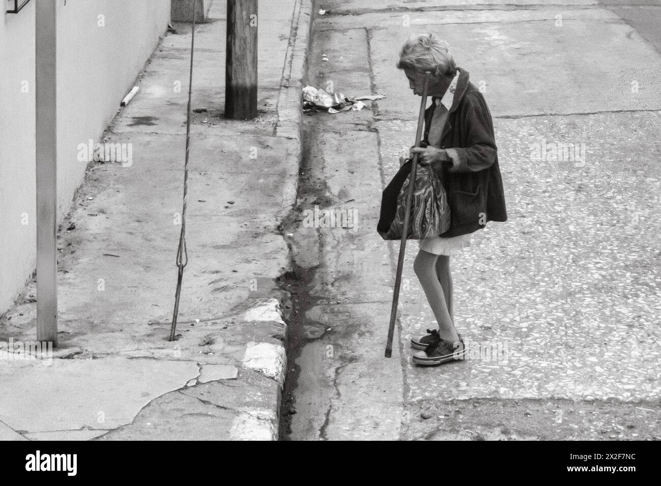 Povera donna cubana anziana che cammina su una strada cittadina, Matanzas, Cuba Foto Stock