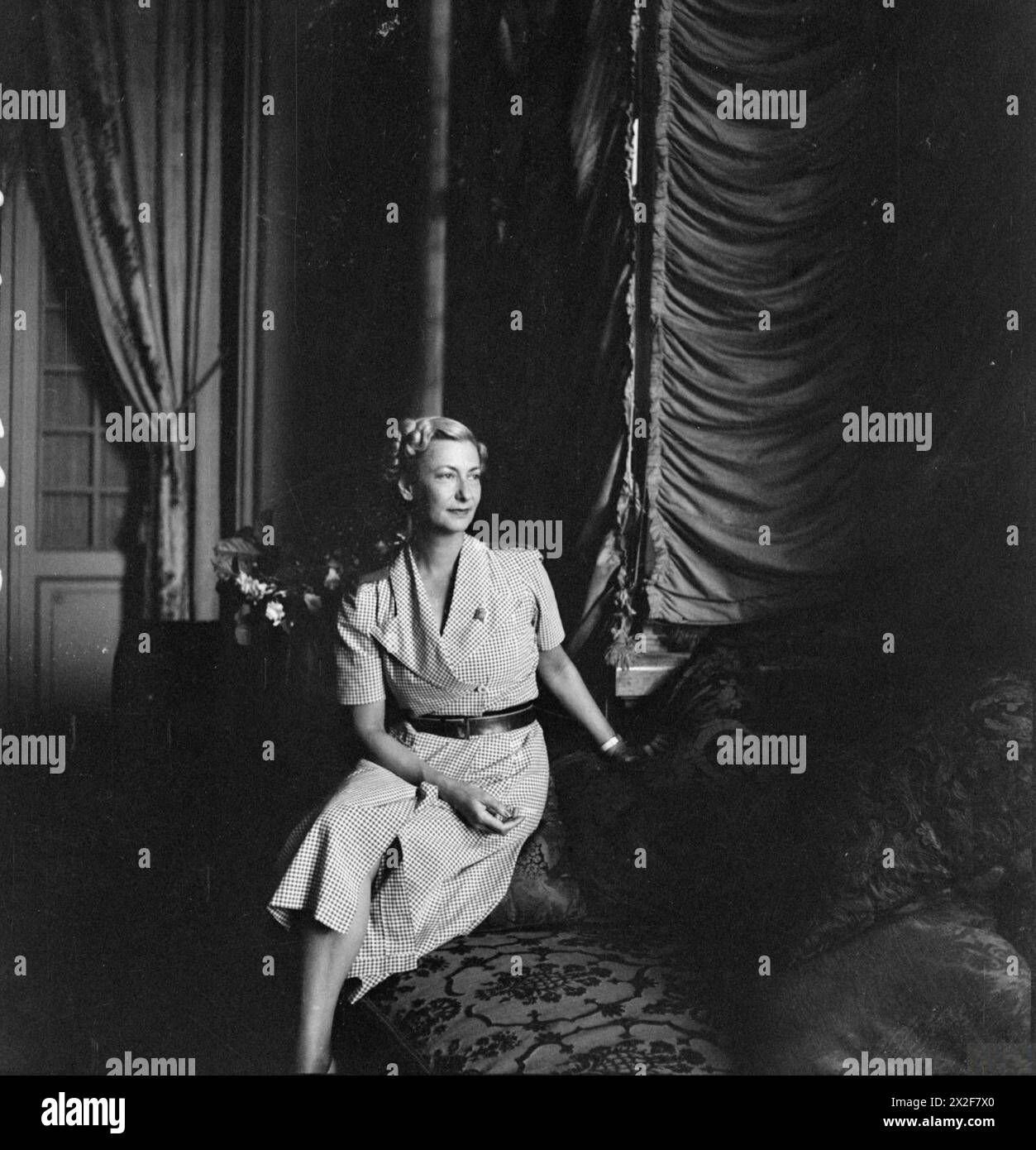 Cecil Beaton documentò il Medio Oriente da febbraio a luglio 1942, fotografando la vita militare e civile, i paesaggi e gli ambienti urbani durante la seconda guerra mondiale Foto Stock Cecil Beaton documentò il Medio Oriente da febbraio a luglio 1942, fotografando la vita militare e civile, i paesaggi e gli ambienti urbani durante la seconda guerra mondiale Foto Stock