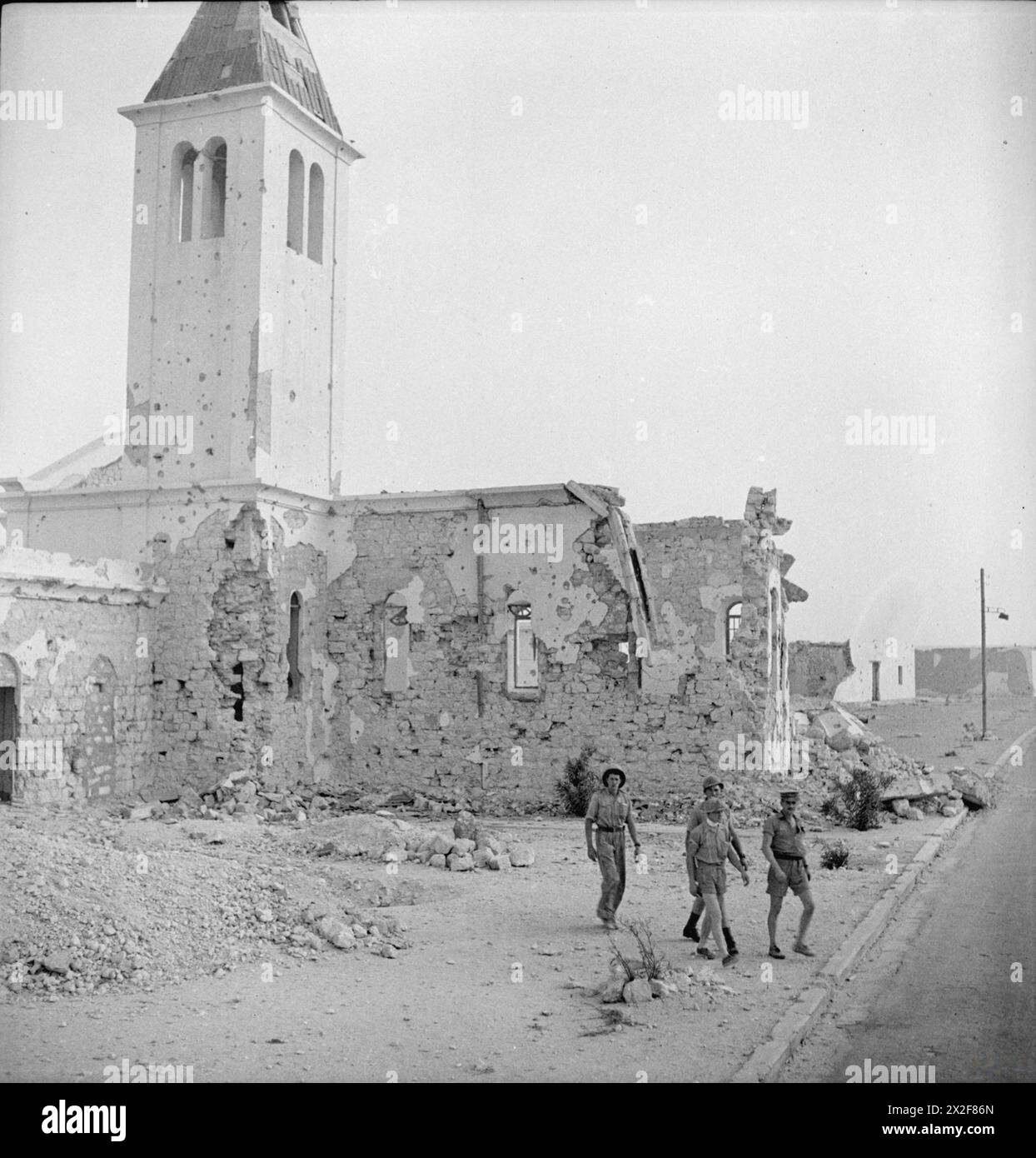 CECIL BEATON IN MEDIO ORIENTE FEBBRAIO-LUGLIO 1942 - bomba danneggiata chiesa, Tobruk, Libia Foto Stock