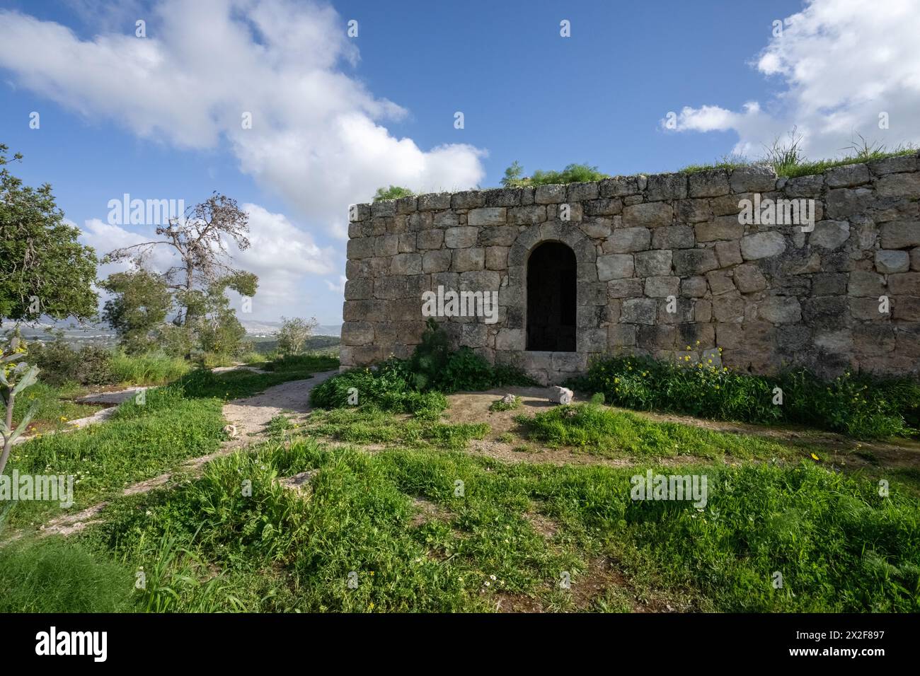 Casa deserta e trascurata costruita sulla pietra locale fotografata ai piedi della Giudea, Israele Foto Stock