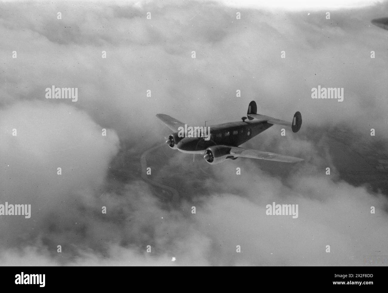 AEREO AMERICANO IN SERVIZIO ROYAL AIR FORCE, 1939-1945: FAGGIO MODELLO 18 EXPEDITER. - Expediter Mark II, HB275, del No. 231 Group Communications Flight con base ad Alipore, India, in volo sopra la Birmania Royal Air Force, gruppo 231 Foto Stock