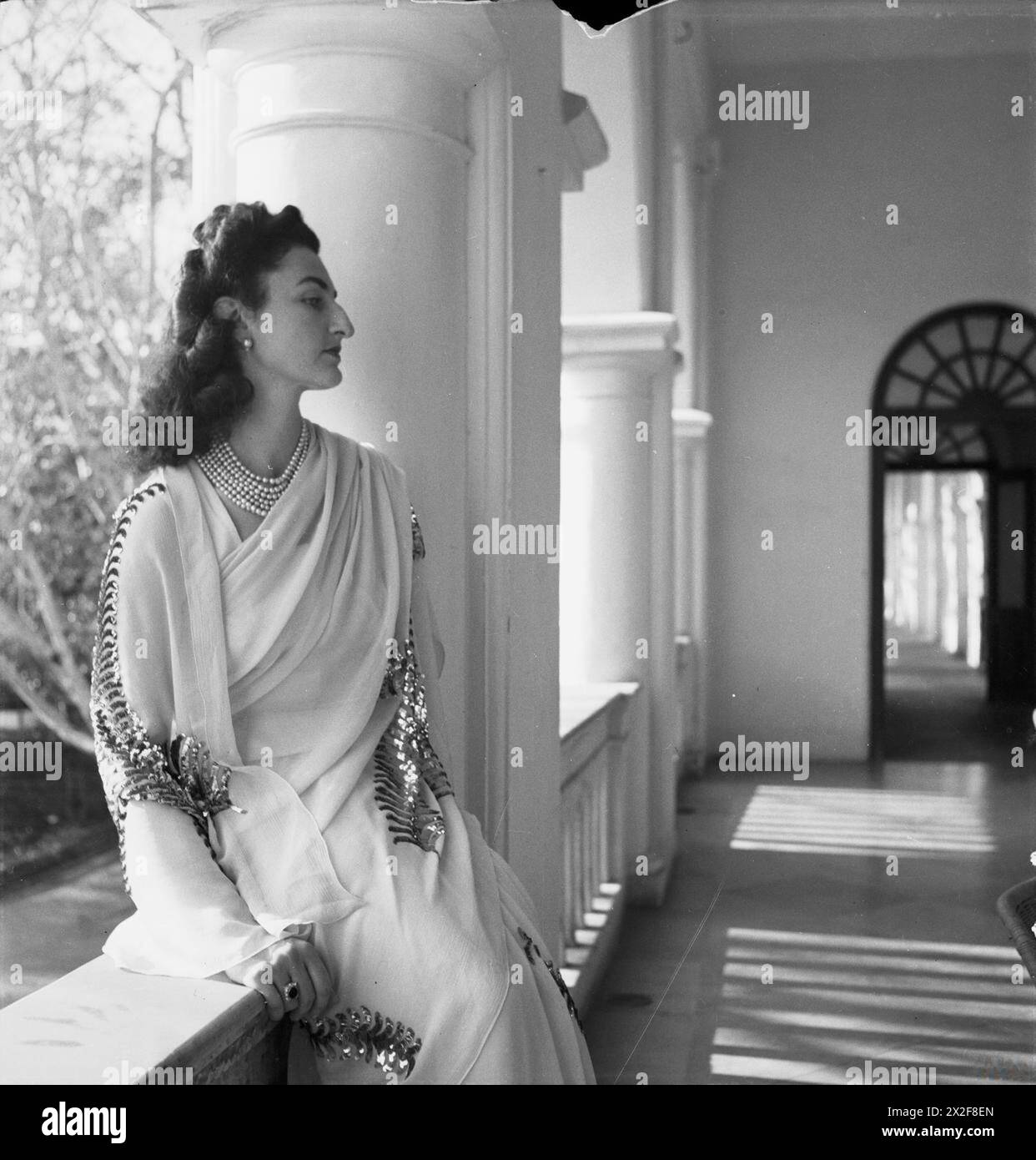 La principessa Durri Shehvar Berar, figlia dell'ex sultano di Turchia, è raffigurata in un ritratto di tre quarti di lunghezza con indosso un sari gioiello in India, fotografato da Cecil Beaton. Foto Stock