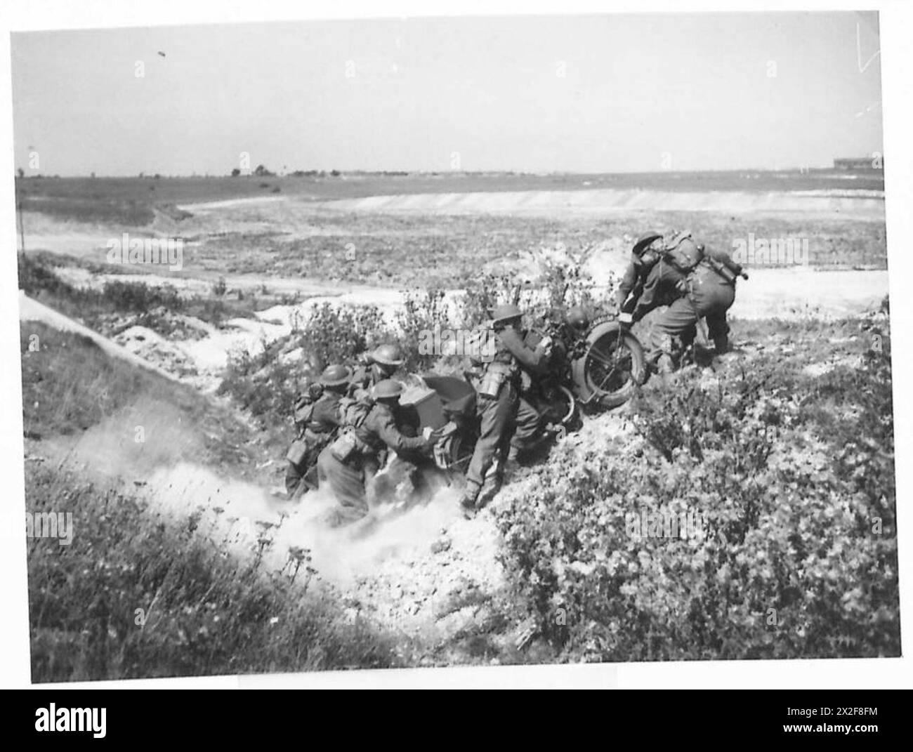Le truppe del 1st Battalion Northumberland Fusiliers manovrano un sidecar motociclistico su terreni irregolari, dimostrando abilità tecniche e lavoro di squadra durante le operazioni di ricognizione. Foto Stock