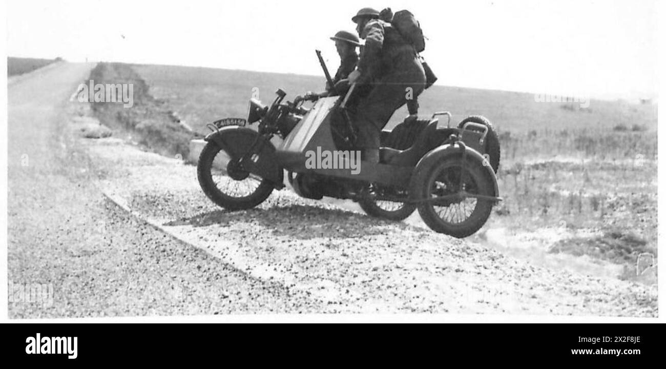 Le truppe di ricognizione motociclistica dell'esercito britannico, 1st Battalion, Northumberland Fusiliers, viaggiano su terreni irregolari per raggiungere un terreno pianeggiante. Foto Stock