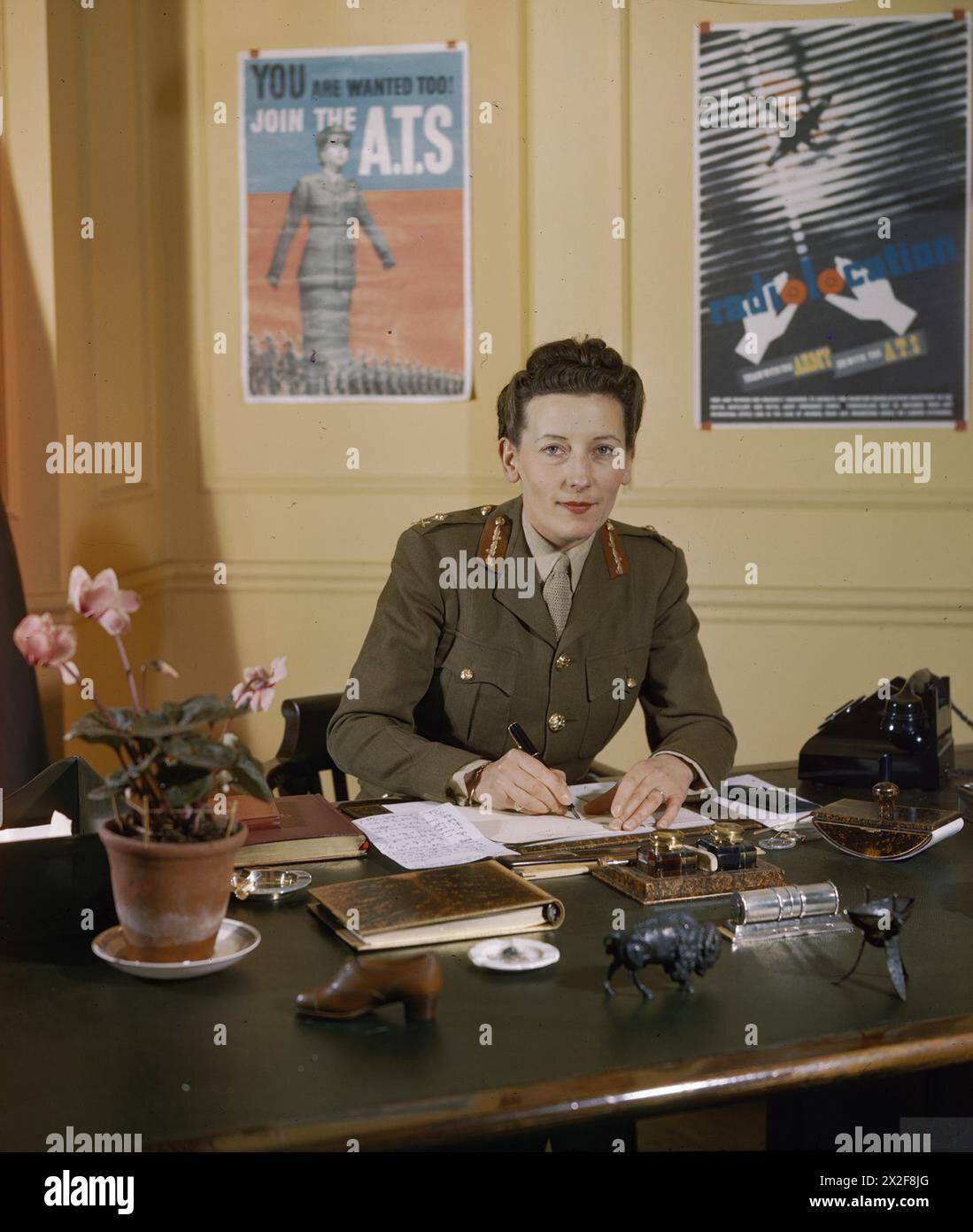 Jean Knox, Chief Controller e Director of the Auxiliary Territorial Service, viene fotografata alla sua scrivania durante il periodo 1939-1945, supervisionando le operazioni ATS. Foto Stock