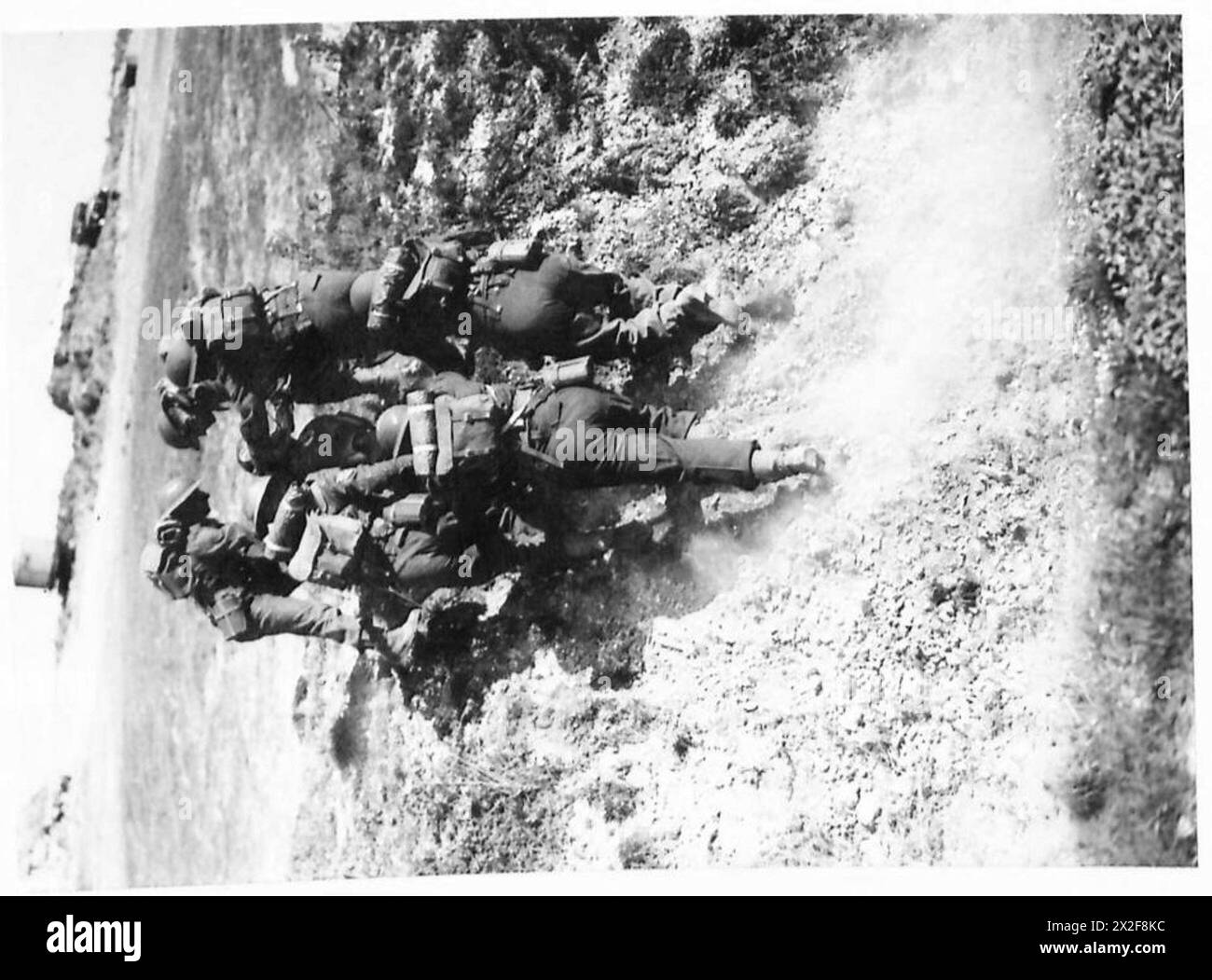 Le truppe di ricognizione motociclistica dell'esercito britannico, il 1st Battalion, i Northumberland Fusiliers, manovrano un sidecar su un terreno uniforme mentre attraversano terreni accidentati. Foto Stock