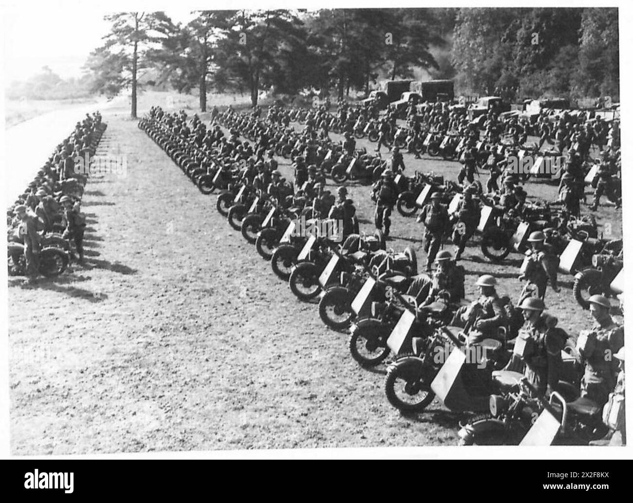Le truppe del 4th Battalion Northumberland Fusiliers corrono per montare motocicli e combinazioni, dimostrando mobilità e addestramento da ricognizione dell'esercito britannico. Foto Stock