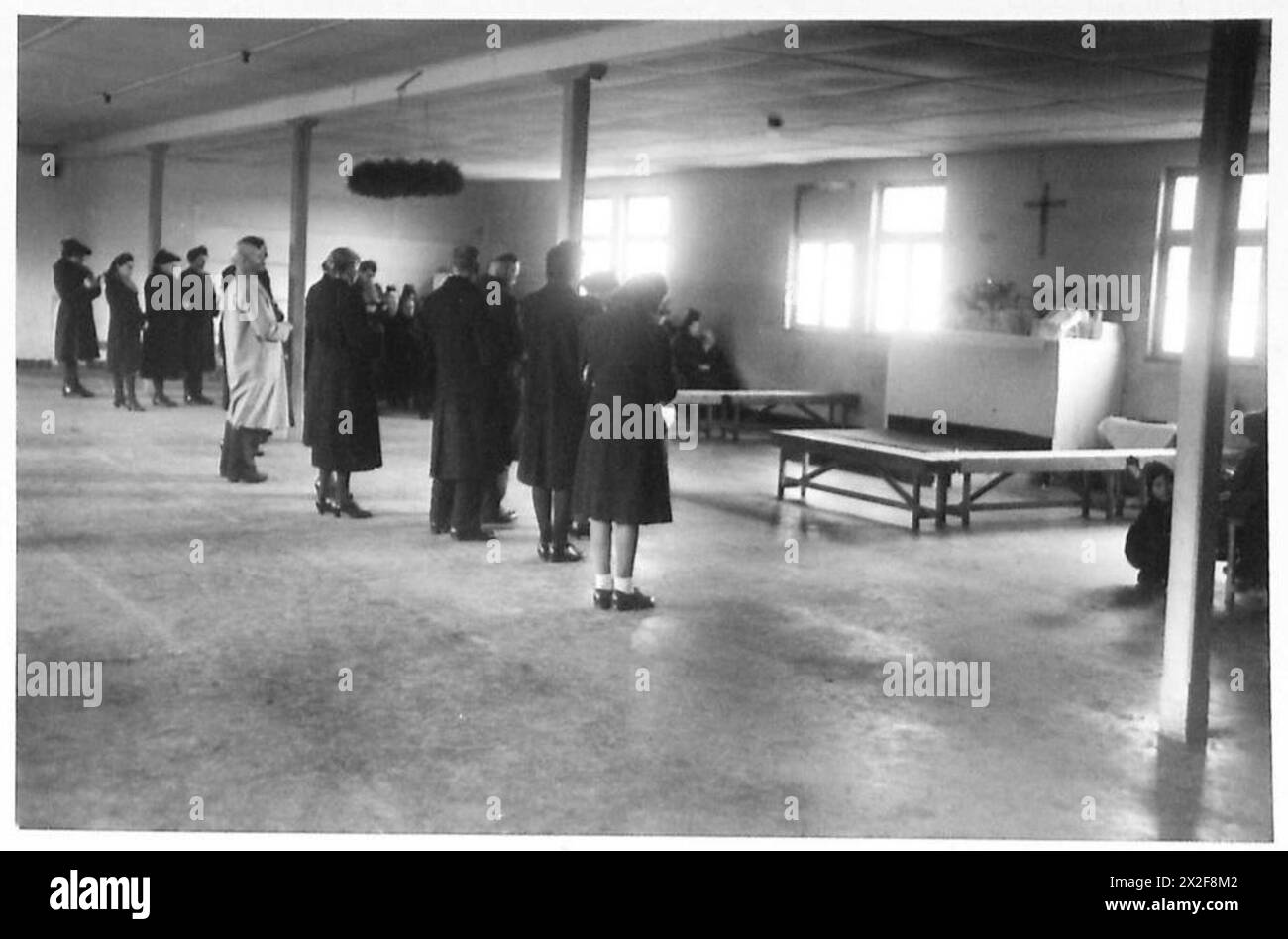 Durante le evacuazioni civili dalla Germania occupata dai britannici, i tedeschi locali parteciparono alla messa, illustrando le pratiche religiose sotto l'amministrazione militare dell'esercito britannico, 21st Army Group. Foto Stock Durante le evacuazioni civili dalla Germania occupata dai britannici, i tedeschi locali parteciparono alla messa, illustrando le pratiche religiose sotto l'amministrazione militare dell'esercito britannico, 21st Army Group. Foto Stock