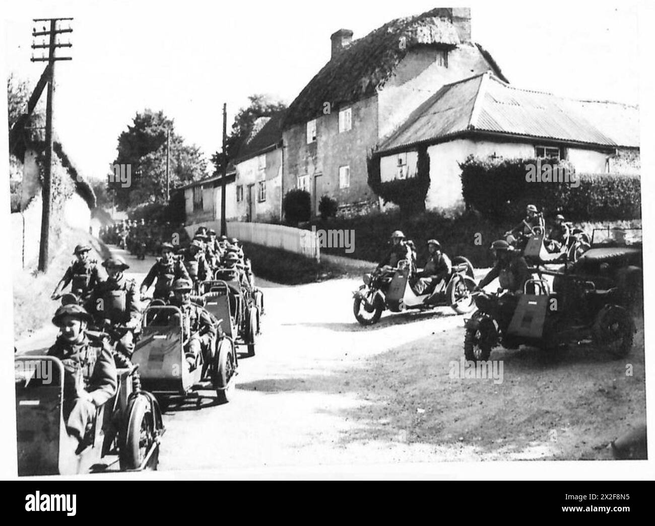 I ciclisti del 1st Battalion dell'esercito britannico, i Northumberland Fusiliers viaggiano sulla strada durante un tour di ricognizione. Foto Stock