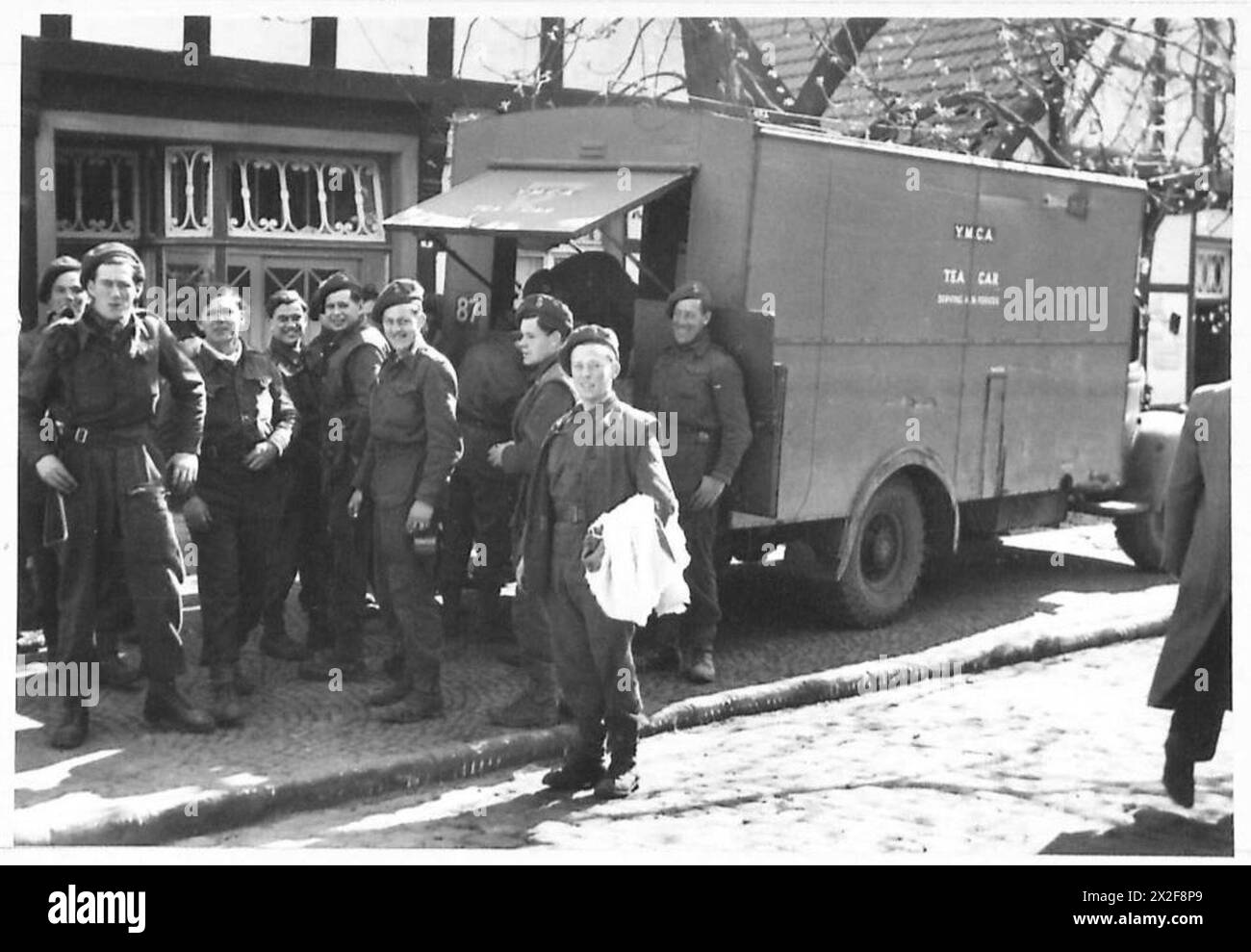 Le truppe britanniche della 53a Divisione si riuniscono intorno a un furgone mobile YMCA a Westercappel, fornendo servizi ricreativi e di supporto ai soldati durante la seconda guerra mondiale Foto Stock