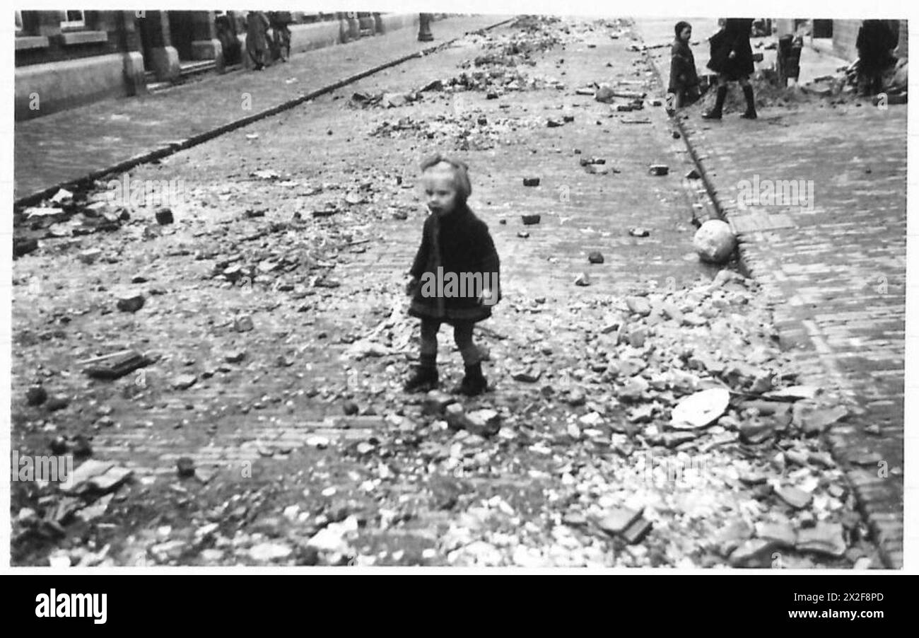 DOMENICA A S'HERTOGENBOSCH - Una bambina corre a piangere per la strada maculata, cercando sua madre che è stata uccisa quando la sua casa è stata distrutta dall'esercito britannico, 21st Army Group Foto Stock