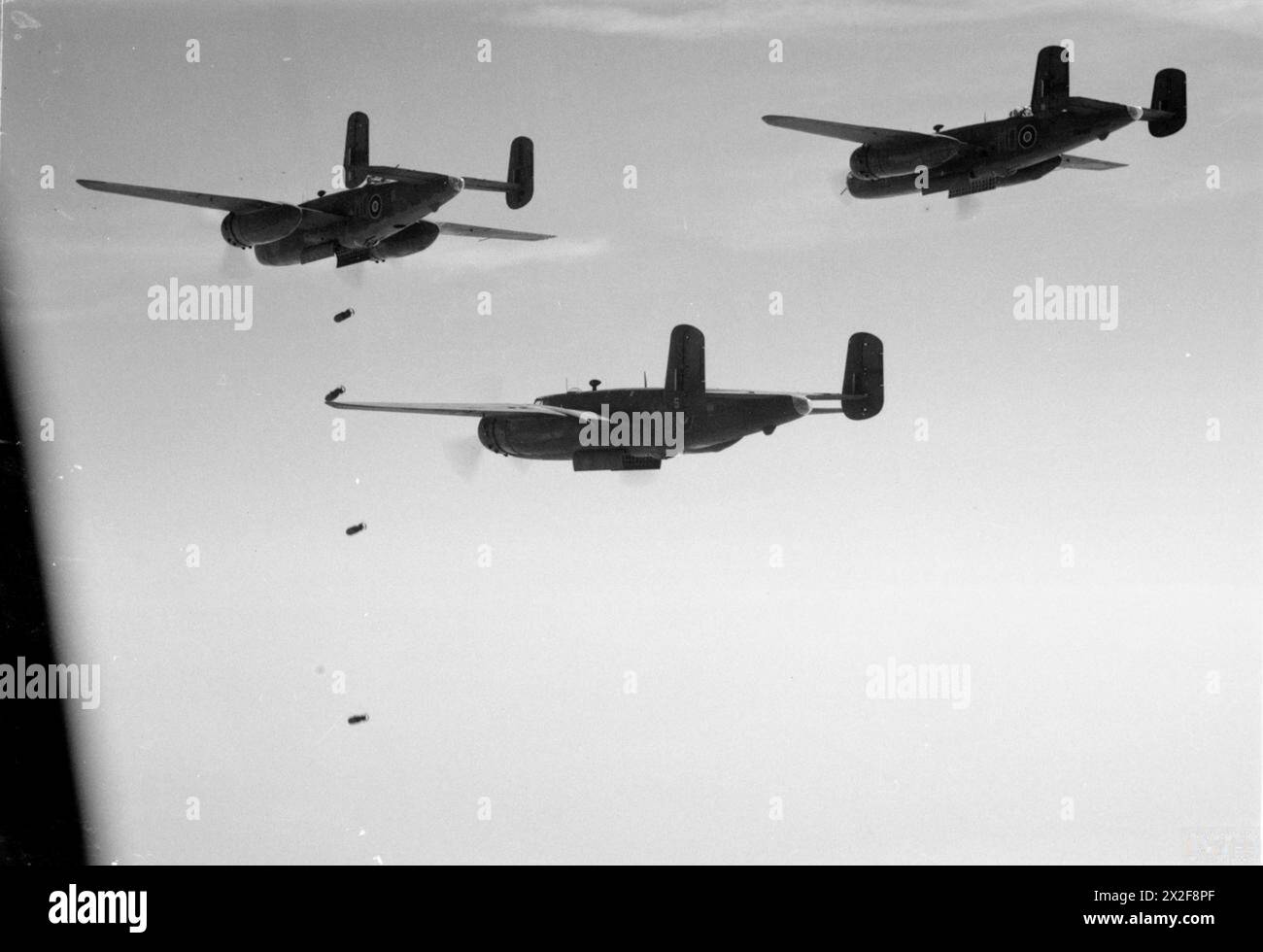 Tre aerei North American Mitchell Mark II del No. 226 Squadron RAF rilasciano bombe su uno scalo ferroviario nel nord della Francia il 12 maggio 1944, con base ad Hartford Bridge, Hampshire. Foto Stock Tre aerei North American Mitchell Mark II del No. 226 Squadron RAF rilasciano bombe su uno scalo ferroviario nel nord della Francia il 12 maggio 1944, con base ad Hartford Bridge, Hampshire. Foto Stock