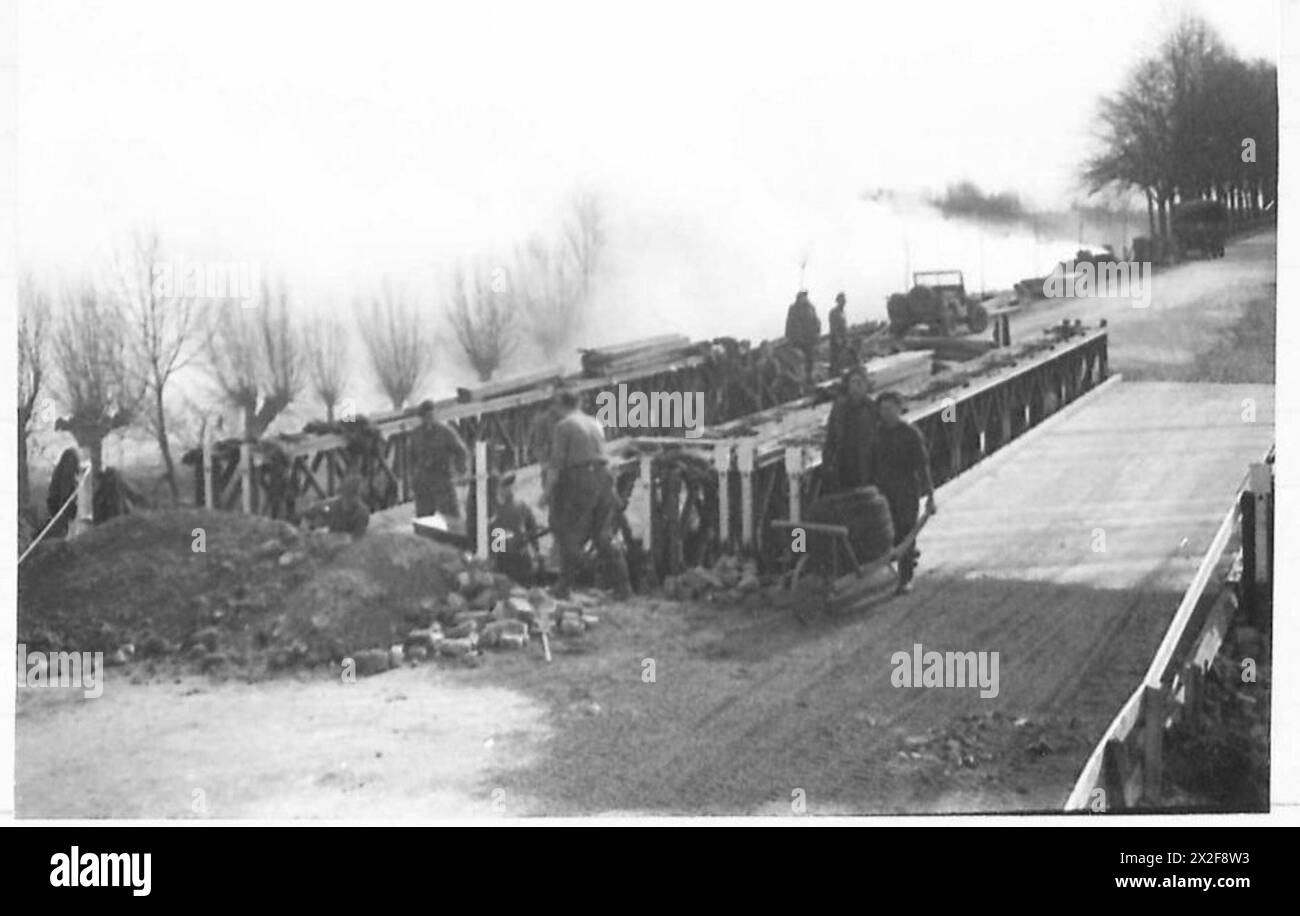Gli ingegneri dell'Esercito britannico della 2a Armata riparano un ponte Bailey durante i preparativi per l'offensiva del Reno, facilitando i movimenti di truppe e veicoli. Foto Stock
