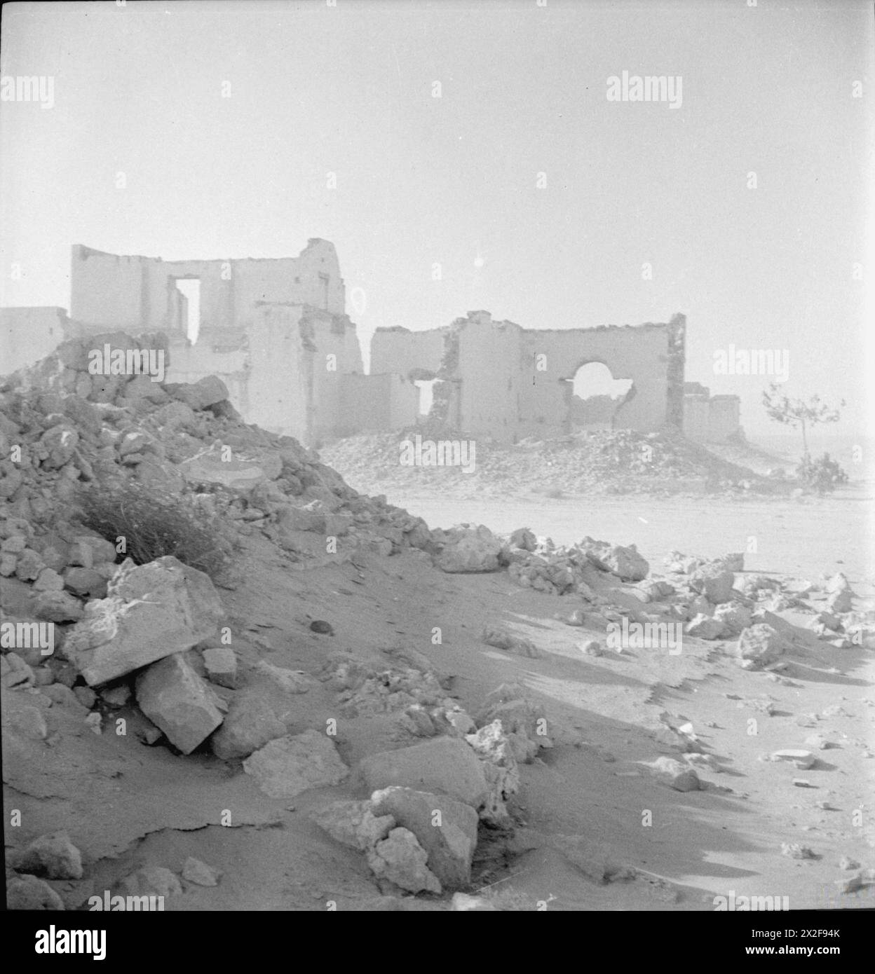 Il fotografo Cecil Beaton ha documentato scene e individui in Medio Oriente tra febbraio e luglio 1942, catturando la vita in tempo di guerra, i paesaggi locali e gli aspetti culturali durante la seconda guerra mondiale Foto Stock Il fotografo Cecil Beaton ha documentato scene e individui in Medio Oriente tra febbraio e luglio 1942, catturando la vita in tempo di guerra, i paesaggi locali e gli aspetti culturali durante la seconda guerra mondiale Foto Stock