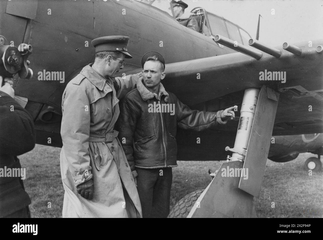 Il personale americano osserva un equipaggio di terra che spiega il meccanismo del carrello di atterraggio pieghevole sul P-47 Thunderbolt 41-6209 alla base aerea di Kings Cliffe, 56th Fighter Group, United States Eighth Air Force. Foto Stock